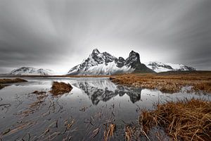 Bergkette mit Spiegelung in Island