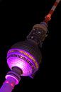 Berliner Fernsehturm mit violetter Beleuchtung von Frank Herrmann Miniaturansicht