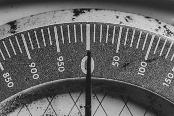 Balances noir et blanc