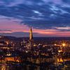 Uitzicht op Landshut vanaf de Carossahöhe tijdens het blauwe uur van Thomas Rieger