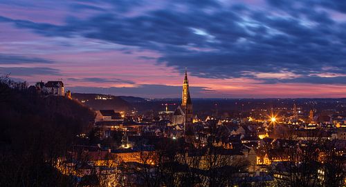 Blick von der Carossahöhe auf Landshut zur blauen Stunde