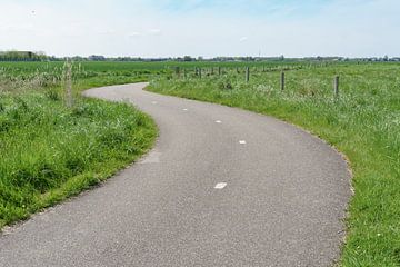 Piste cyclable sinueuse à travers la campagne sur Mister Moret