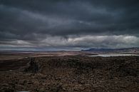 Dreigende donkere wolken in IJsland van Chris Snoek thumbnail
