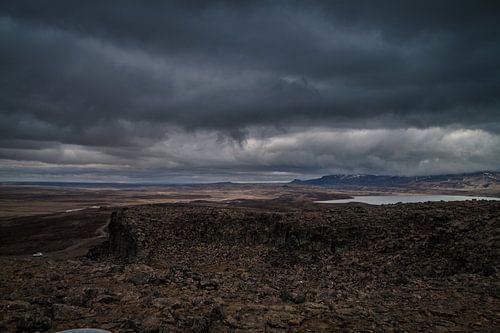 Dreigende donkere wolken in IJsland