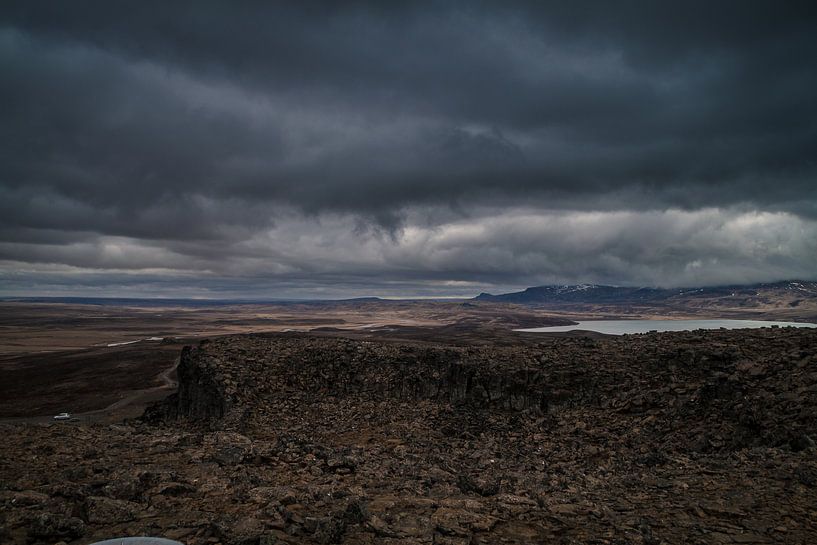 Dreigende donkere wolken in IJsland van Chris Snoek