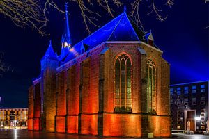 De Mariënburgkapel in Nijmegen is snachts mooi verlicht