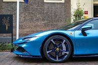 Ferrari SF90 sportwagen in lichtblauw van Sjoerd van der Wal Fotografie thumbnail