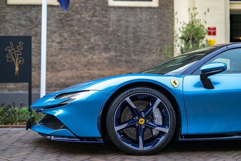 Ferrari SF90 sportwagen in lichtblauw van Sjoerd van der Wal Fotografie