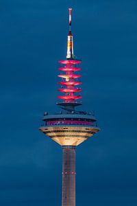 Frankfurt TV-toren in het Blauwe Uur van Fotos by Jan Wehnert