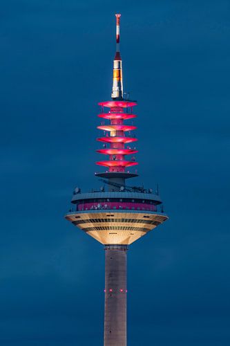 Frankfurt TV-toren in het Blauwe Uur