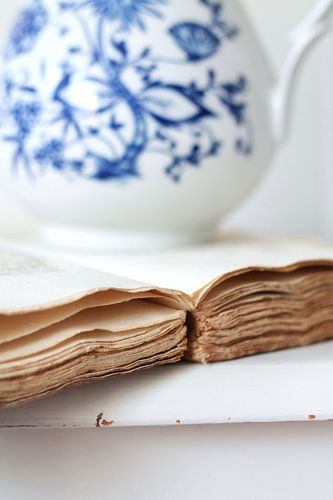 Theepot op oud boek von Inge Maassen