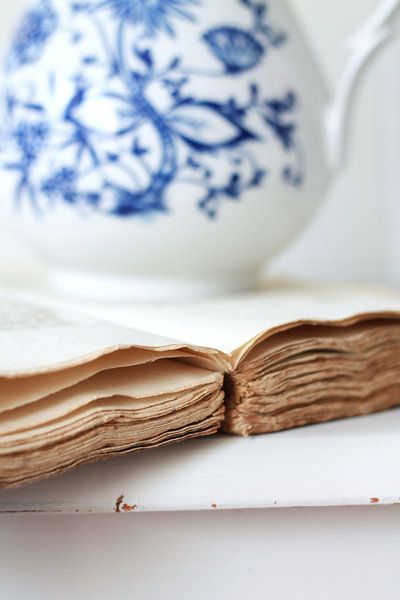 Theepot op oud boek by Inge Maassen