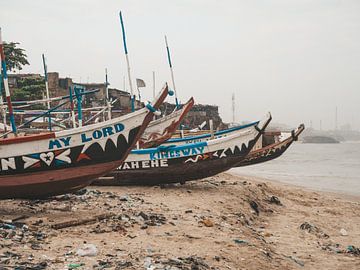 Traditionele houten bootjes op het strand van Jamestown in Accra, Ghana van Michiel Dros