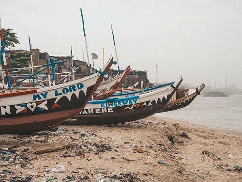 Traditionele houten bootjes op het strand van Jamestown in Accra, Ghana