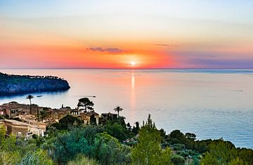 Schöner Sonnenuntergang Himmel über dem Meer auf Mallorca Küste, Spanien Balearen von Alex Winter