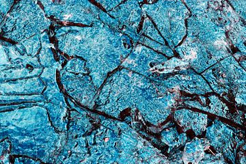 Abstract van gebroken ijsvormen in blauw - modern van Marianne van der Zee