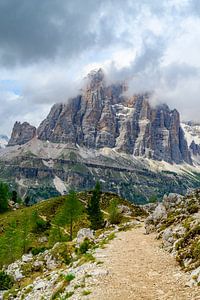 Pfad in der Nähe des Berges Tofana di Rozes in den Dolomiten während der s