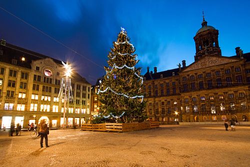 Kerstmis op de Dam in Amsterdam Nederland bij nacht