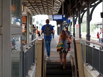 Zugreisende am Bahnhof Nijmegen