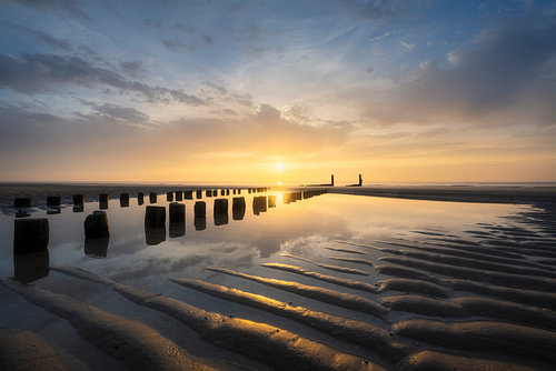 Têtes de poteaux au coucher du soleil à Westkapelle