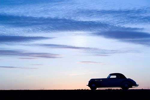 Klassieke BMW in het avondlicht