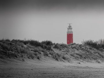 De rode vuurtoren Eierland op Texel in zwart-wit van Captured Created by Cathleen