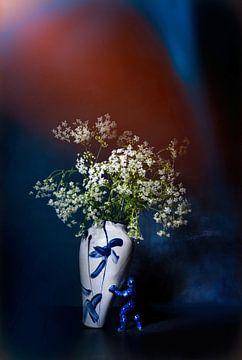 Nature morte moderne en bleu de Delft avec humour . sur Saskia Dingemans Awarded Photographer