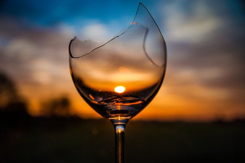 Zon in een wijnglas van Norbert Sülzner