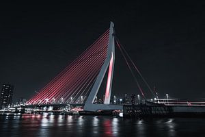 Rote Erasmusbrug Rotterdam in die nacht von vedar cvetanovic