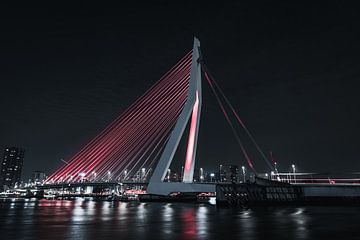 Rode Erasmusbrug Rotterdam, zuid-holland in de nacht van vedar cvetanovic