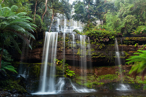 Russell Falls – Australiens märchenhafter Wasserfall im Regenwald Tasmaniens von Jiri Viehmann