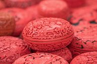 Chinese gegraveerde eivormige rode dozen op een markt van Tony Vingerhoets thumbnail