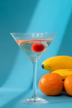 cocktail martini blue background van marloes voogsgeerd
