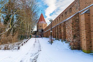 Blick auf die Stadtmauer und den Lagebuschturm  im Winter in der