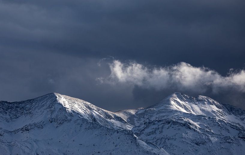 mooi licht na sneeuwstorm in Alpen, Slovenië van Olha Rohulya
