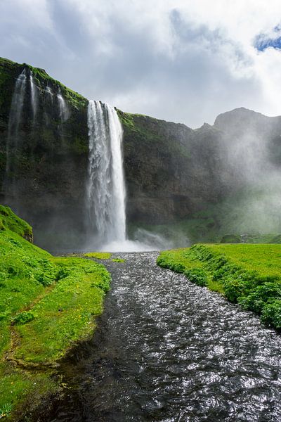Islande - Chutes d'eau de Seljalandsfoss avec rivière au soleil par adventure-photos