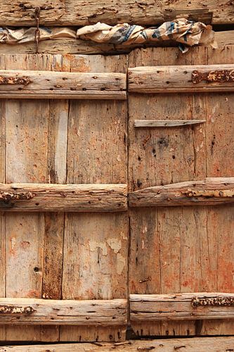 Luiken van hout voor een raam met muur