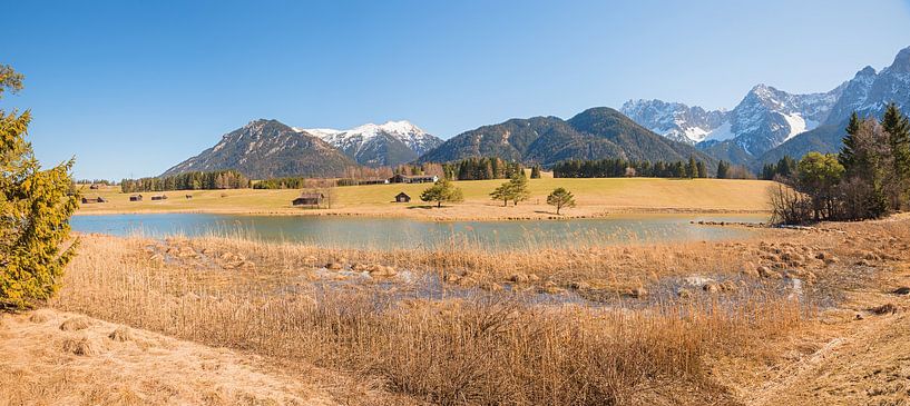 veenmeer Schmalensee, idyllisch berglandschap in het vroege voorjaar van SusaZoom