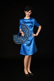 Kunstfotografie: Studio-Porträt eines Jugendlichen in traditioneller niederländischer Tracht. von Huisinga Fotografie