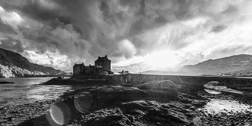 Eilean Donan Castle in Schotland / zwart-wit van Werner Dieterich