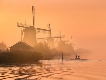 Nebliger Sonnenaufgang in Kinderdijk von Ellen van den Doel