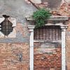 Reisfotografie: dichtgemetselde deur en ramen in Venetië van Danielle Roeleveld
