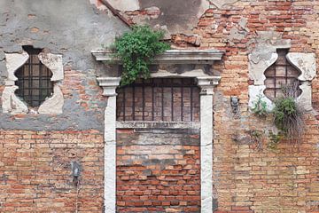 Reisfotografie: dichtgemetselde deur en ramen in Venetië van Danielle Roeleveld