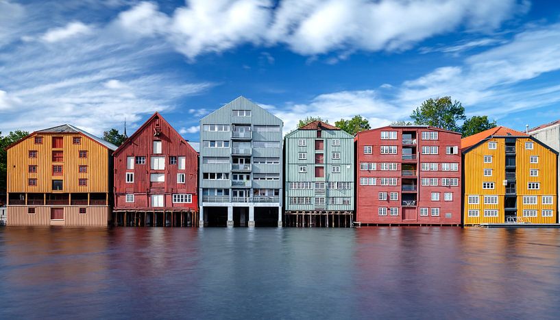 De gekleurde pakhuizen vanTrondheim van Menno Schaefer