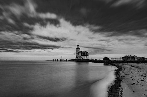 Vuurtoren het Paard van Marken onder een dreigende wolkenlucht