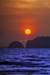 Bei Sonnenuntergang am Strand von Krabi (Thailand)