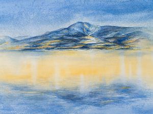 Blauer Berg und Spiegelung des Sonnenlichts im Meer
