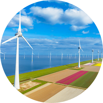 Windturbines op een dijk en voor de kust tijdens de lente gezien vanaf