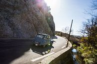 Kreuzfahrt mit einem 2CV in der Provence Frankreich. Wunderbare kurvenreiche Straßen mit herrlicher  von Martijn Bravenboer Miniaturansicht