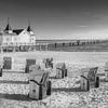 Strand und Seebrücke von Ahlbeck auf Usedom in schwarzweiss. von Manfred Voss, Schwarz-weiss Fotografie
